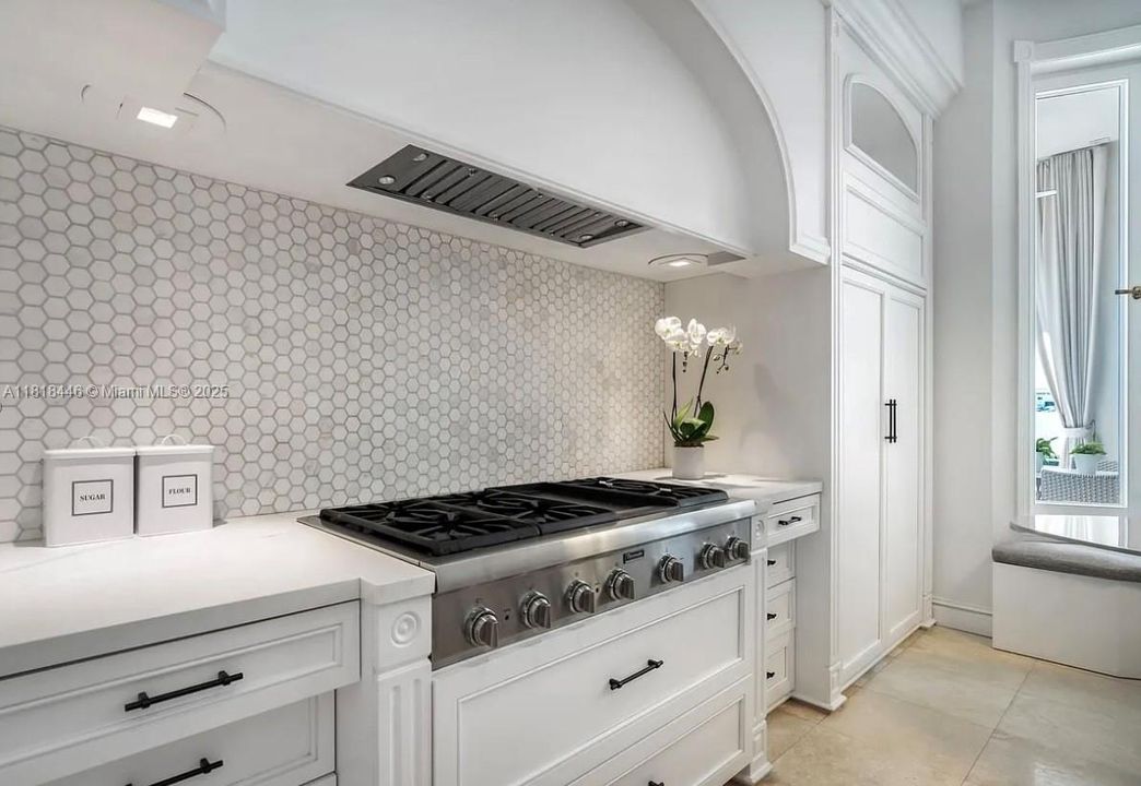 En Renta: $90,000 (5 camas, 5 baños, 6090 Pies cuadrados)