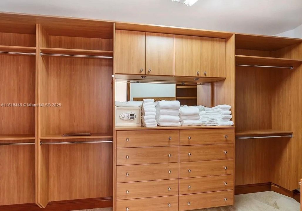 En Renta: $90,000 (5 camas, 5 baños, 6090 Pies cuadrados)