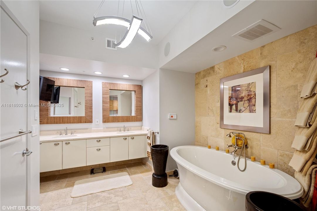 Active With Contract: $2,275,000 (3 beds, 3 baths, 2726 Square Feet)