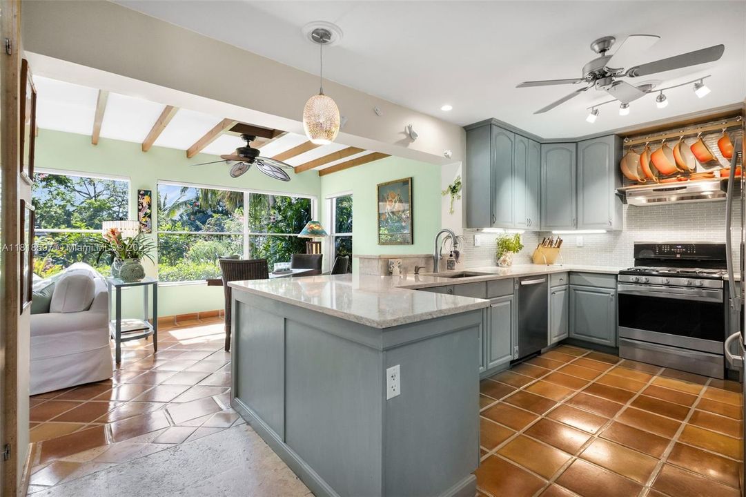 На продажу: $2,999,900 (3 спален, 3 ванн, 2501 Квадратных фут)