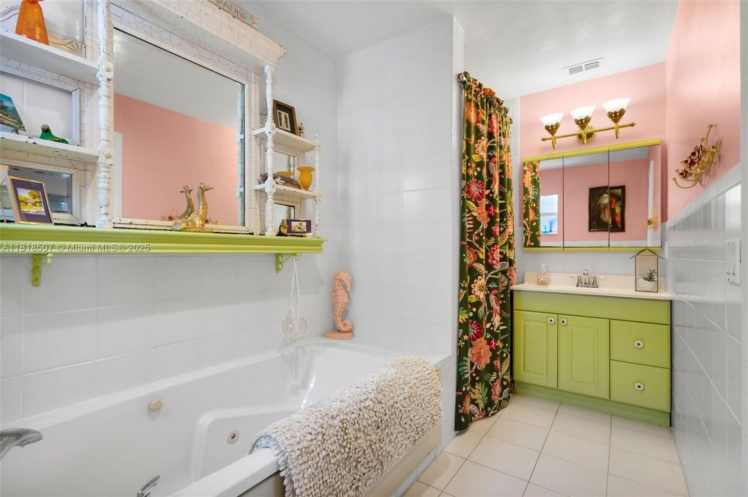 На продажу: $2,999,900 (3 спален, 3 ванн, 2501 Квадратных фут)