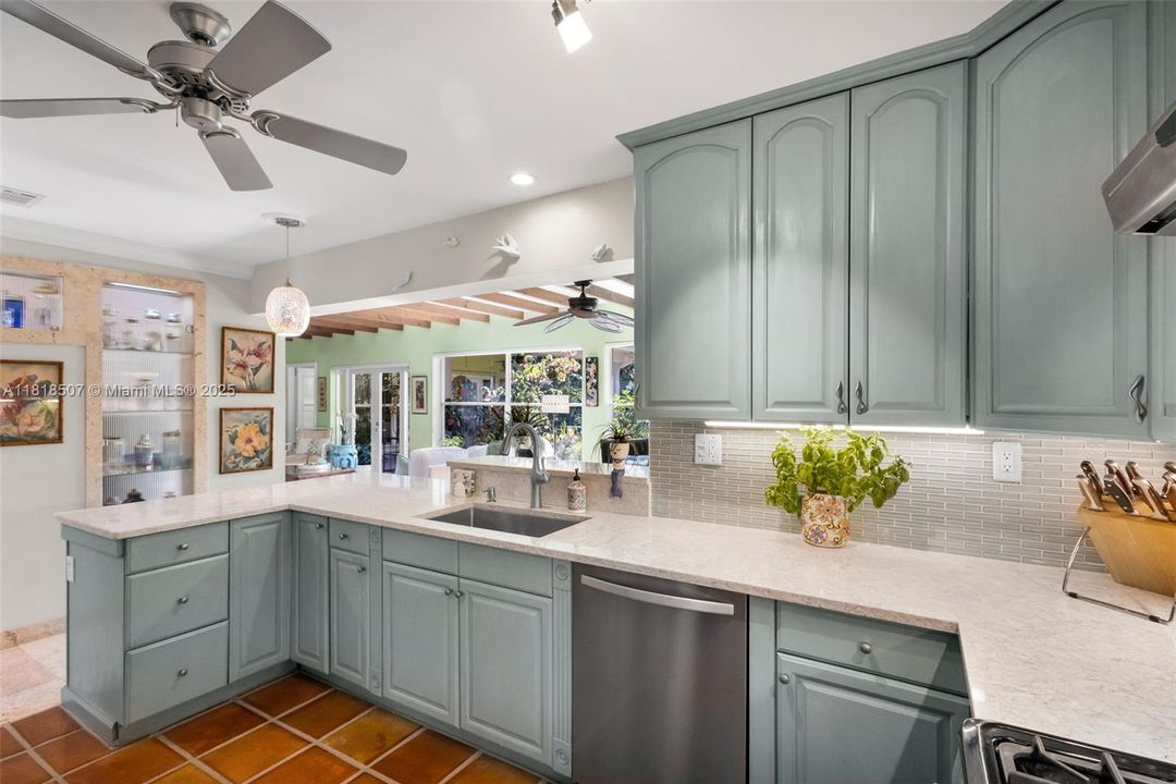 На продажу: $2,999,900 (3 спален, 3 ванн, 2501 Квадратных фут)