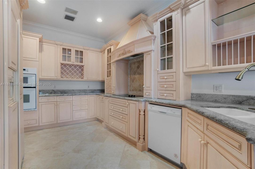 Vendido Recientemente: $2,150,000 (3 camas, 3 baños, 2884 Pies cuadrados)