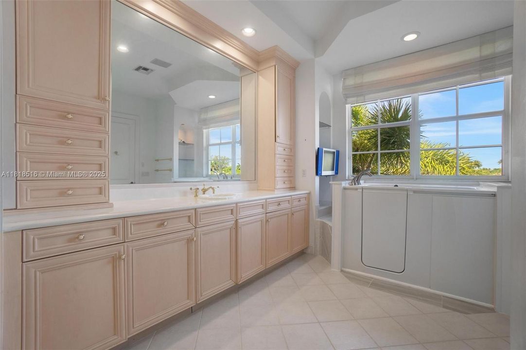 Vendido Recientemente: $2,150,000 (3 camas, 3 baños, 2884 Pies cuadrados)