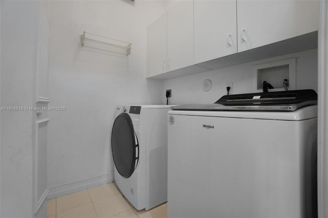Vendido Recientemente: $2,150,000 (3 camas, 3 baños, 2884 Pies cuadrados)