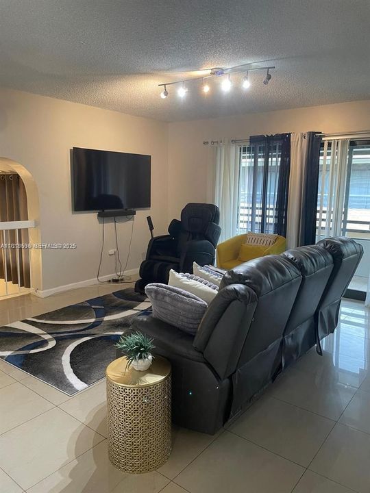 En Venta: $344,899 (3 camas, 2 baños, 1200 Pies cuadrados)