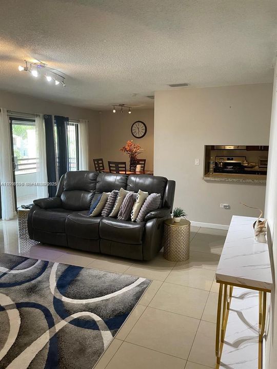 En Venta: $344,899 (3 camas, 2 baños, 1200 Pies cuadrados)