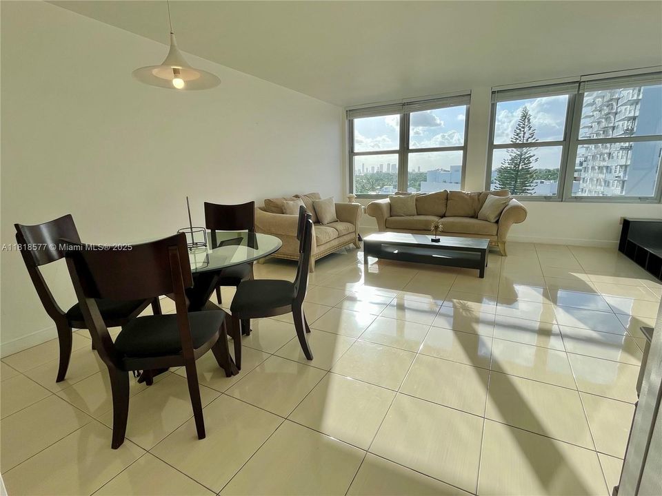 待售: $295,000 (0 贝兹, 1 浴室, 566 平方英尺)