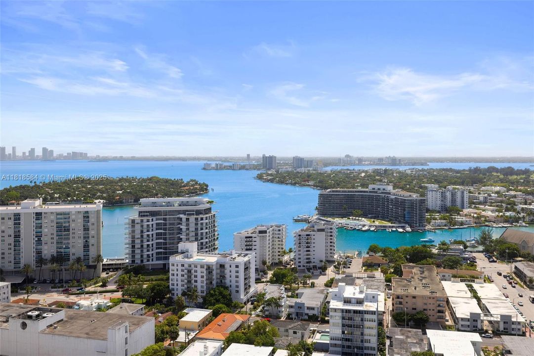 合同活跃: $3,150,000 (2 贝兹, 2 浴室, 2436 平方英尺)