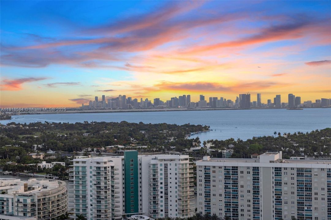 合同活跃: $3,150,000 (2 贝兹, 2 浴室, 2436 平方英尺)