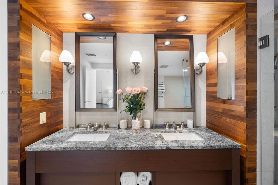 合同活跃: $3,150,000 (2 贝兹, 2 浴室, 2436 平方英尺)