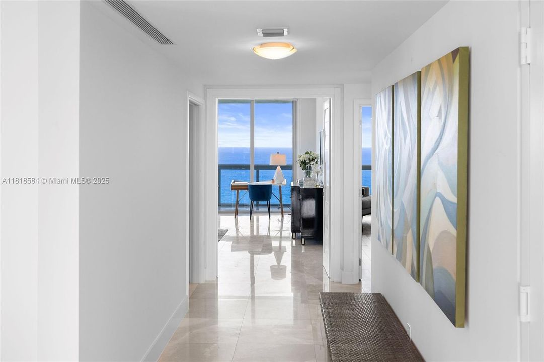 Entry offers views straight to the ocean