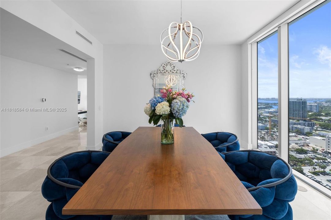 合同活跃: $3,150,000 (2 贝兹, 2 浴室, 2436 平方英尺)