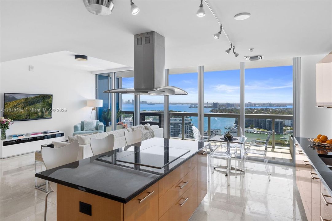 合同活跃: $3,150,000 (2 贝兹, 2 浴室, 2436 平方英尺)