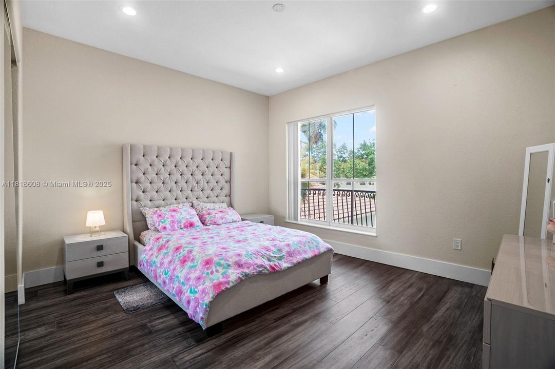 Недавно продано: $2,290,000 (5 спален, 4 ванн, 3359 Квадратных фут)