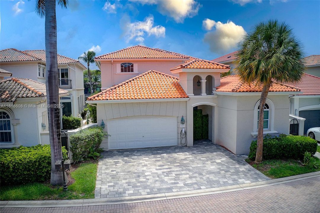 Недавно продано: $2,290,000 (5 спален, 4 ванн, 3359 Квадратных фут)