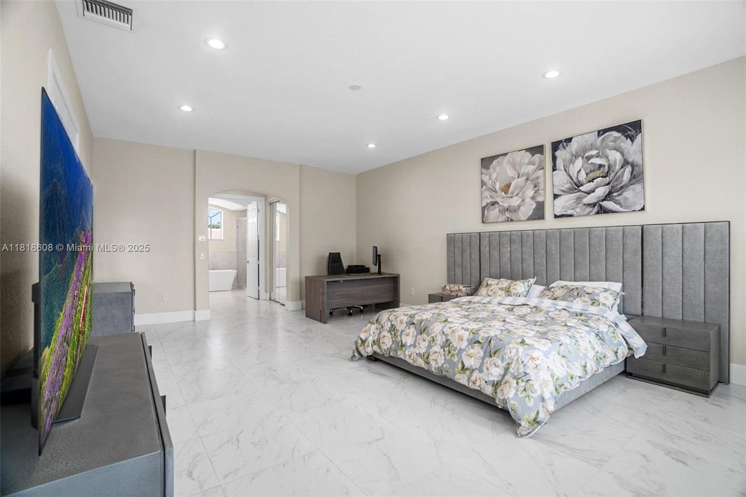 Недавно продано: $2,290,000 (5 спален, 4 ванн, 3359 Квадратных фут)