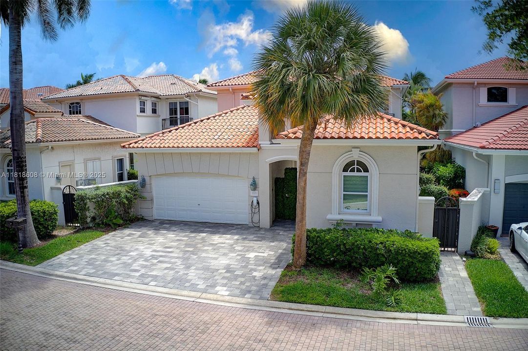 Недавно продано: $2,290,000 (5 спален, 4 ванн, 3359 Квадратных фут)