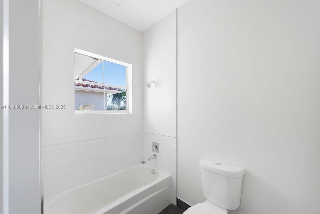 Недавно продано: $2,290,000 (5 спален, 4 ванн, 3359 Квадратных фут)