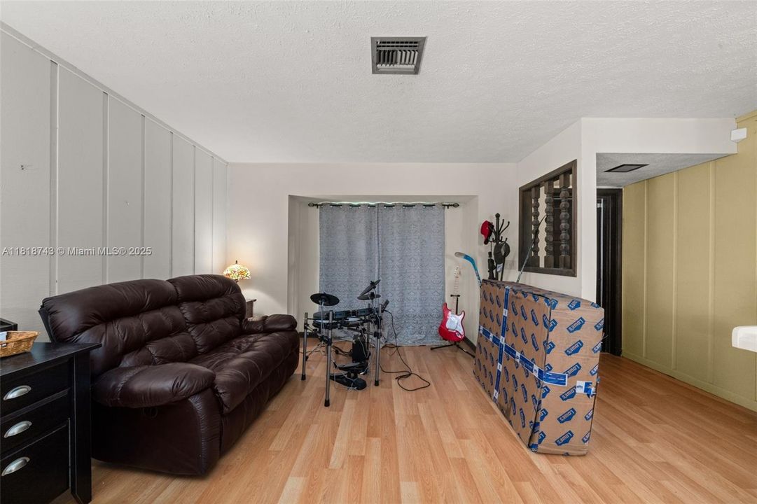 Vendido Recientemente: $259,900 (4 camas, 2 baños, 1959 Pies cuadrados)