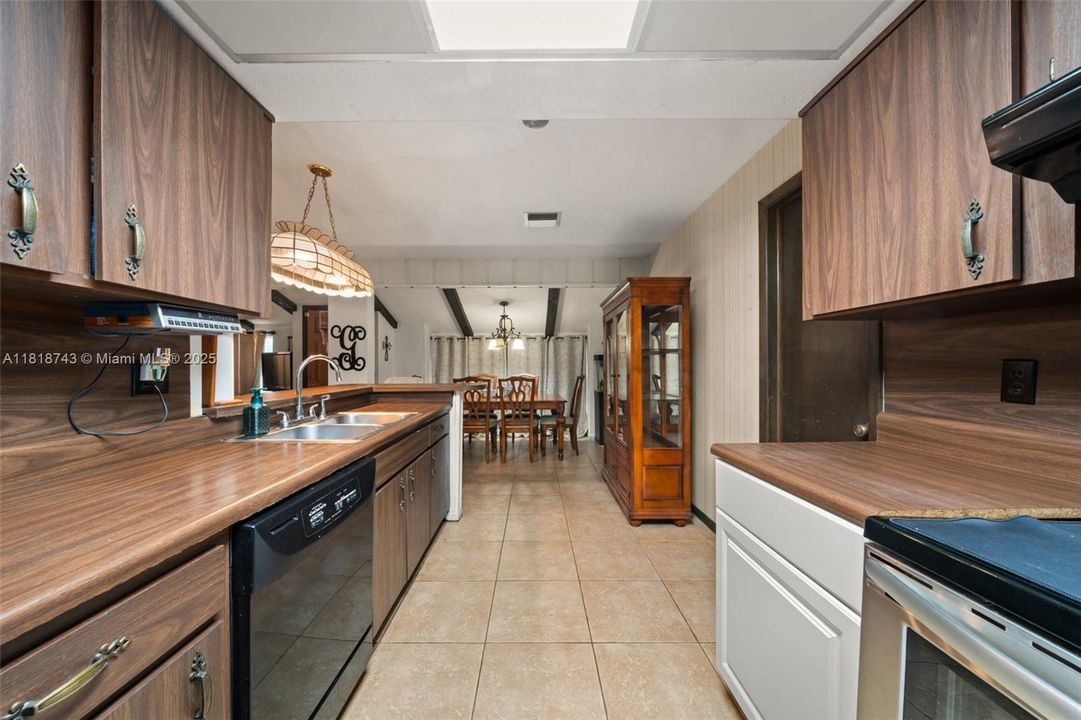 Vendido Recientemente: $259,900 (4 camas, 2 baños, 1959 Pies cuadrados)