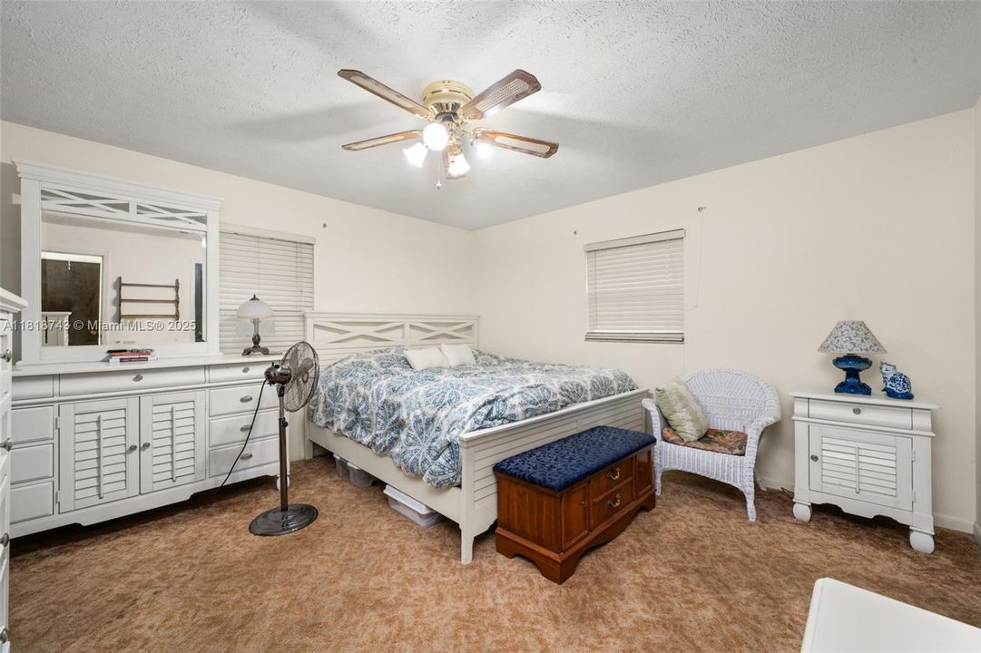 Vendido Recientemente: $259,900 (4 camas, 2 baños, 1959 Pies cuadrados)