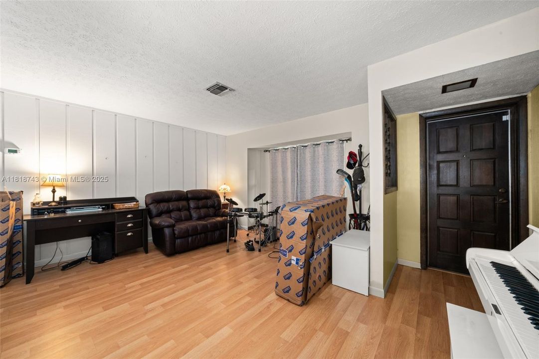 Vendido Recientemente: $259,900 (4 camas, 2 baños, 1959 Pies cuadrados)