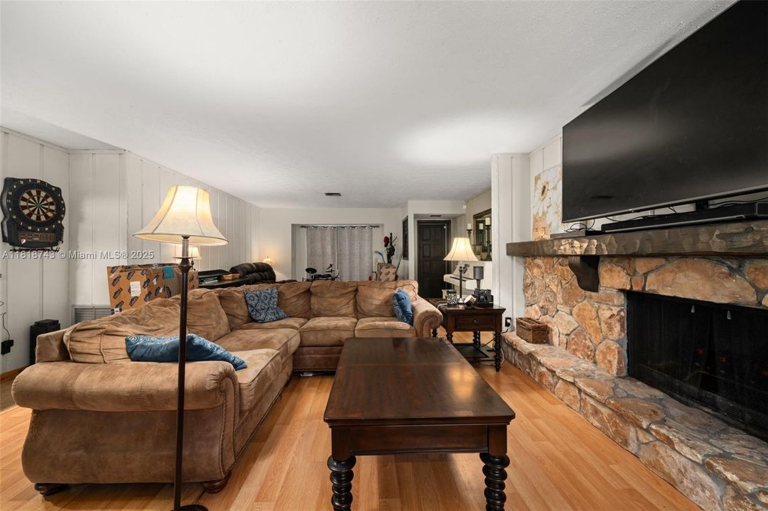 Vendido Recientemente: $259,900 (4 camas, 2 baños, 1959 Pies cuadrados)