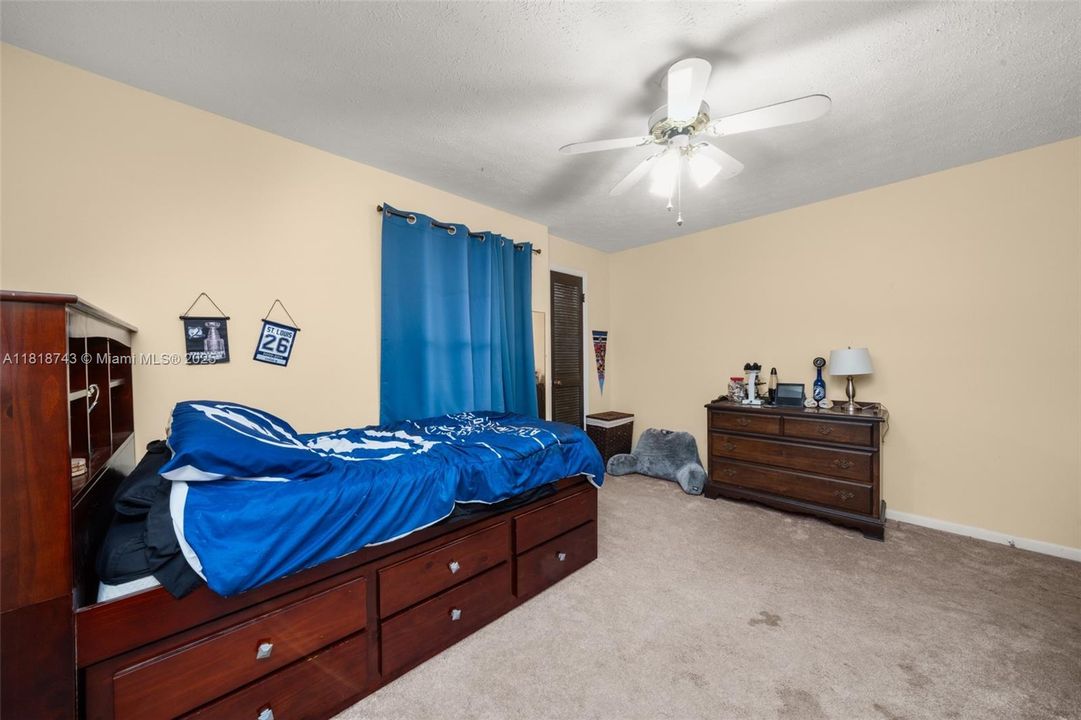 Vendido Recientemente: $259,900 (4 camas, 2 baños, 1959 Pies cuadrados)