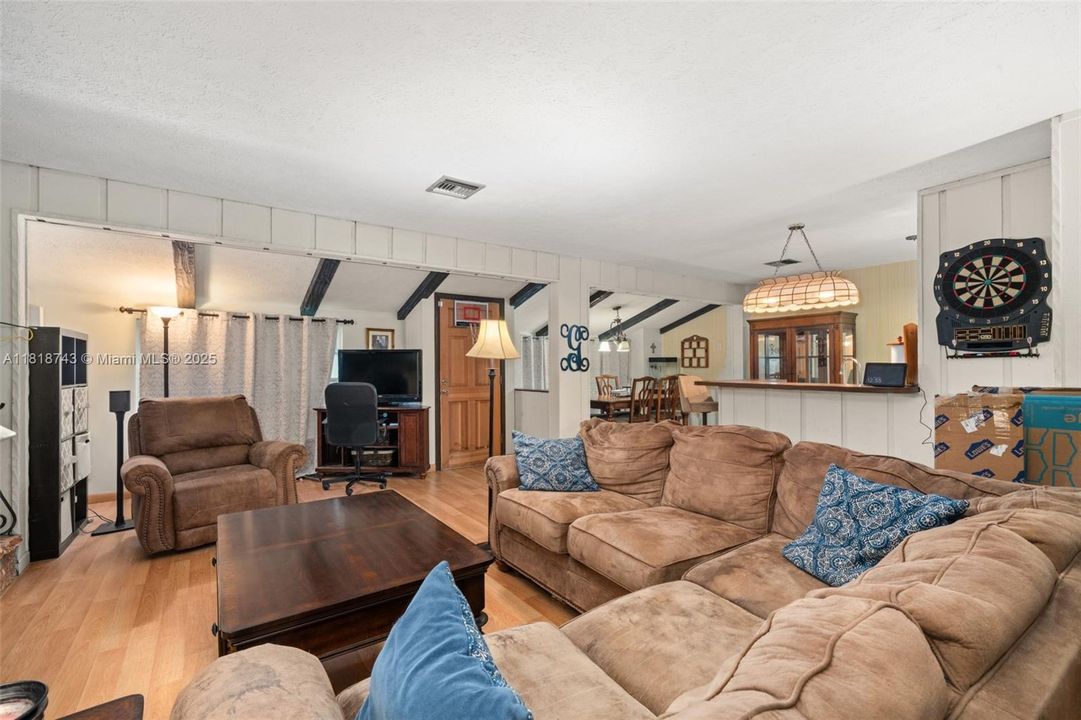 Vendido Recientemente: $259,900 (4 camas, 2 baños, 1959 Pies cuadrados)