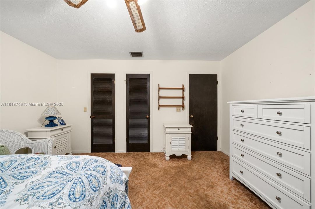 Vendido Recientemente: $259,900 (4 camas, 2 baños, 1959 Pies cuadrados)