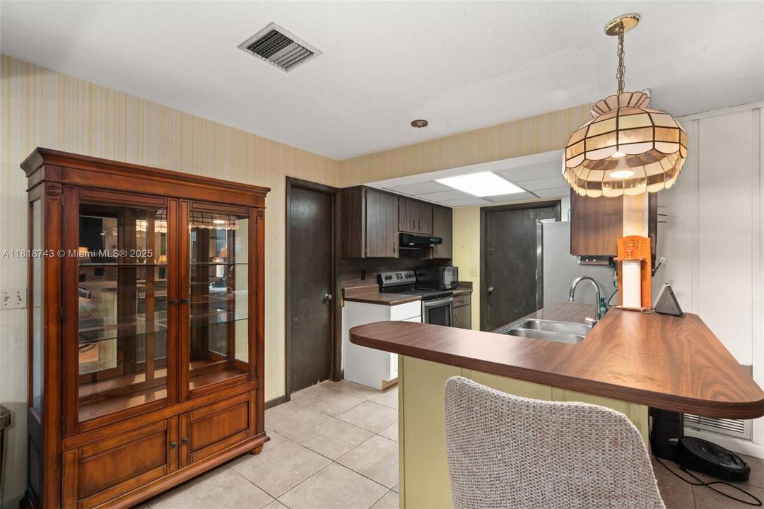 Vendido Recientemente: $259,900 (4 camas, 2 baños, 1959 Pies cuadrados)