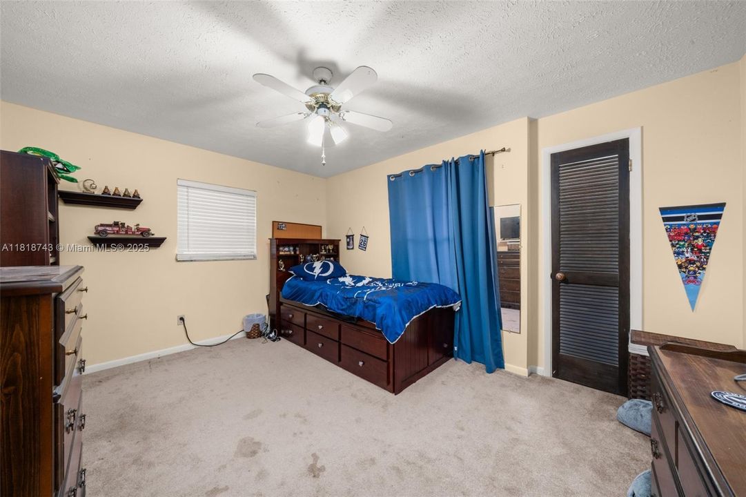 Vendido Recientemente: $259,900 (4 camas, 2 baños, 1959 Pies cuadrados)