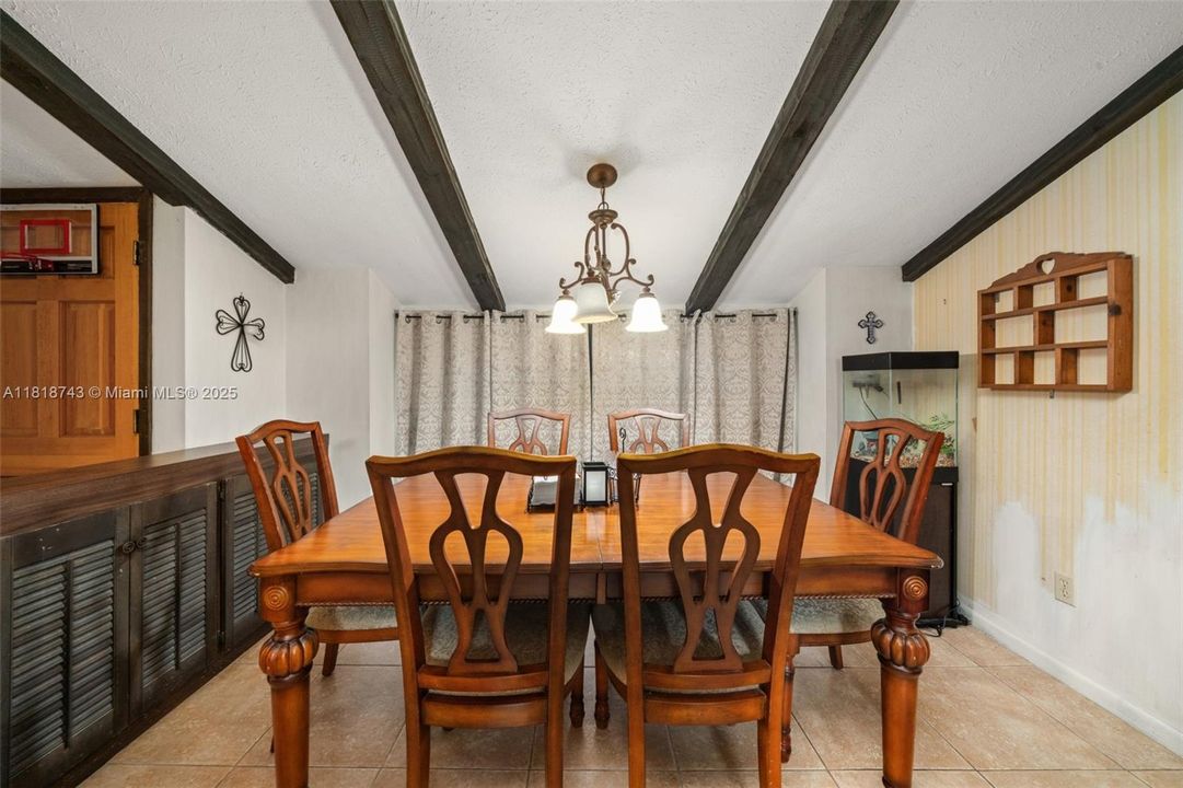 Vendido Recientemente: $259,900 (4 camas, 2 baños, 1959 Pies cuadrados)