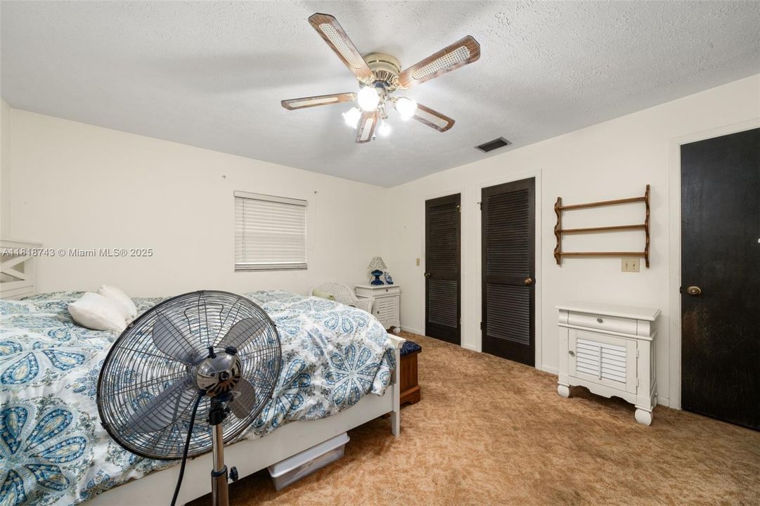 Vendido Recientemente: $259,900 (4 camas, 2 baños, 1959 Pies cuadrados)