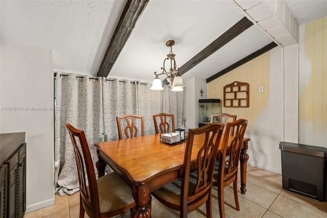 Vendido Recientemente: $259,900 (4 camas, 2 baños, 1959 Pies cuadrados)