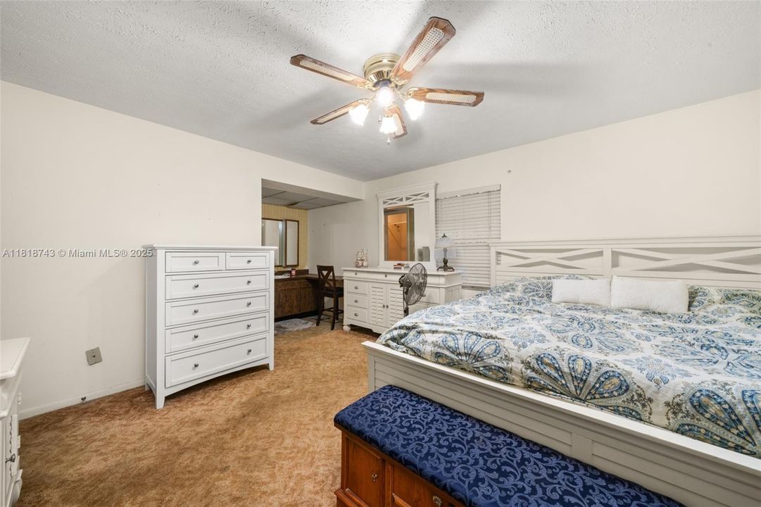 Vendido Recientemente: $259,900 (4 camas, 2 baños, 1959 Pies cuadrados)