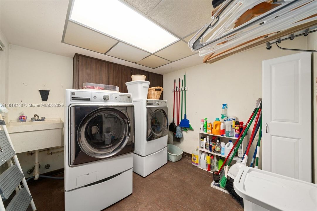 Vendido Recientemente: $259,900 (4 camas, 2 baños, 1959 Pies cuadrados)