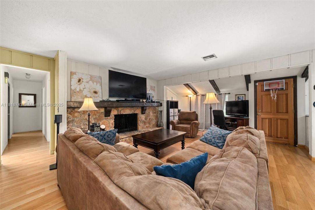 Vendido Recientemente: $259,900 (4 camas, 2 baños, 1959 Pies cuadrados)