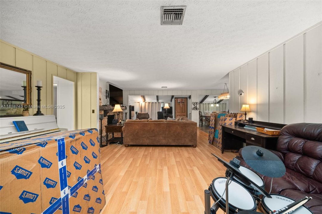 Vendido Recientemente: $259,900 (4 camas, 2 baños, 1959 Pies cuadrados)