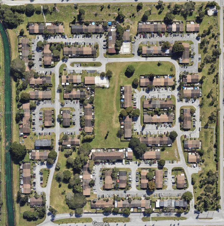 待售: $195,000 (1 贝兹, 1 浴室, 920 平方英尺)