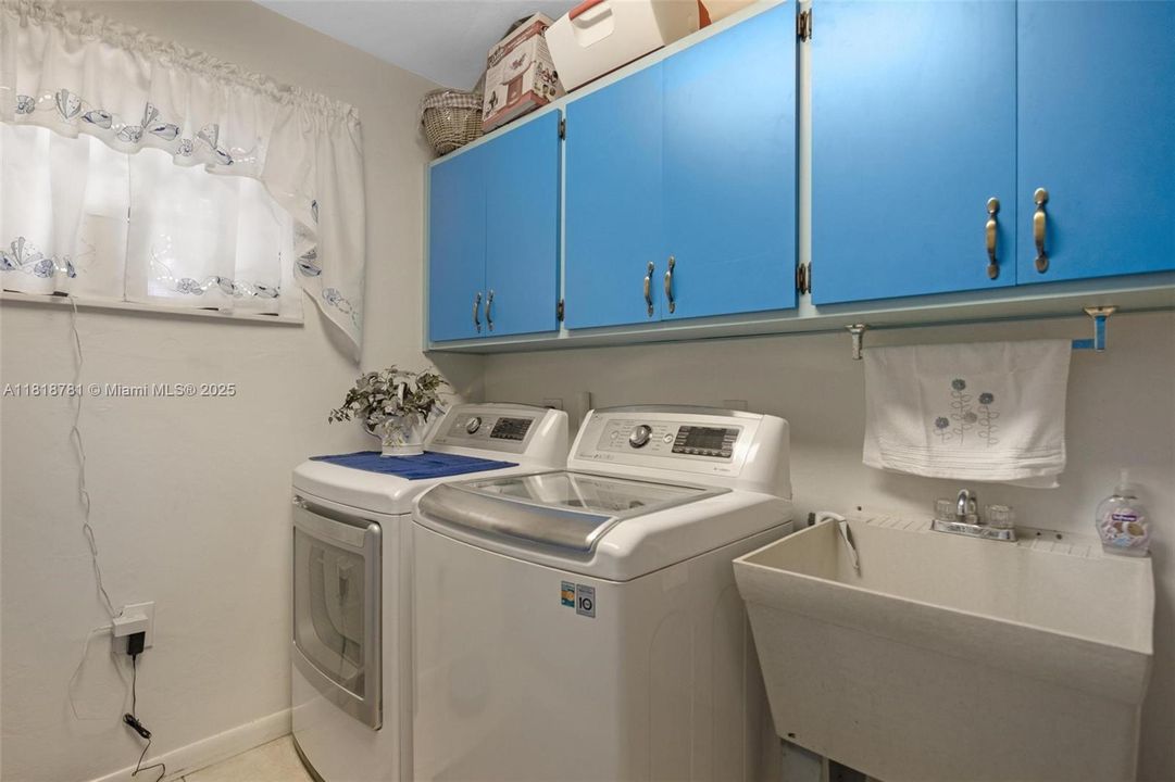 Recently Sold: $1,375,000 (4 beds, 3 baths, 4223 Square Feet)