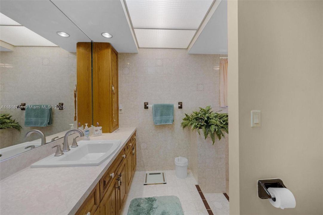 Recently Sold: $1,375,000 (4 beds, 3 baths, 4223 Square Feet)