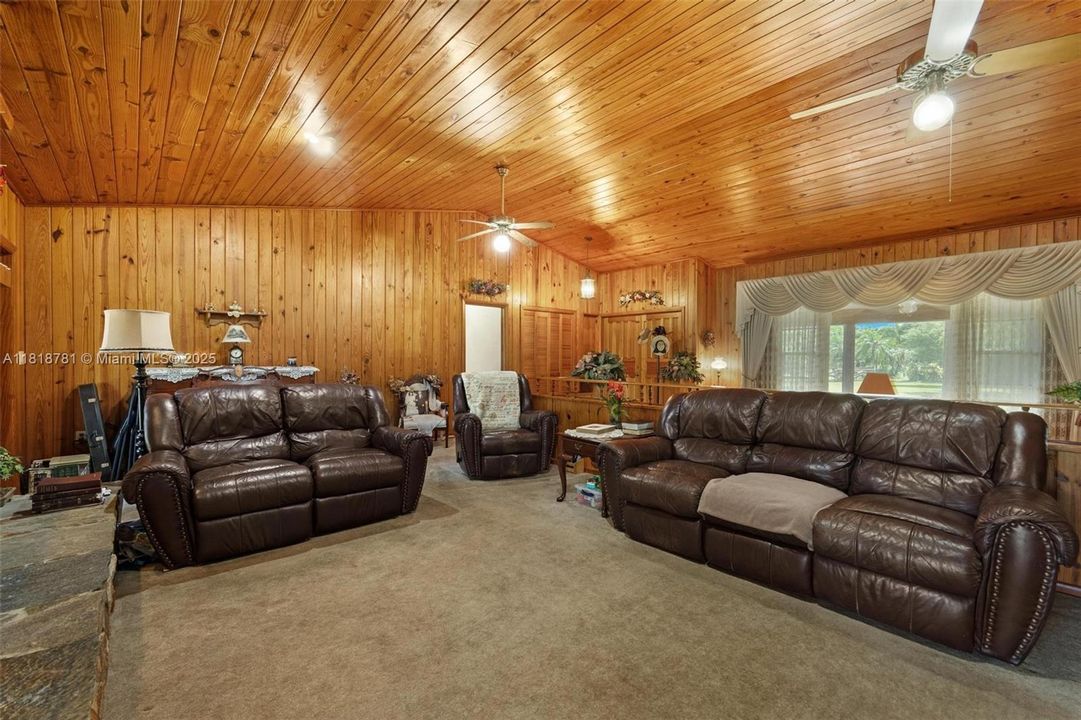 Recently Sold: $1,375,000 (4 beds, 3 baths, 4223 Square Feet)