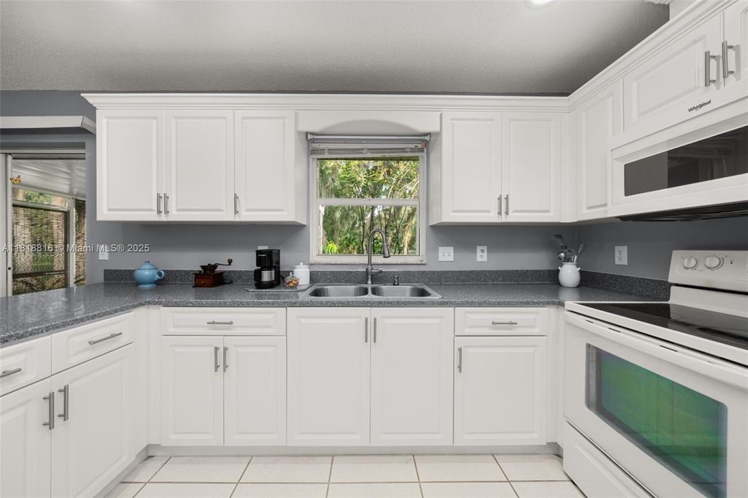 待售: $275,000 (2 贝兹, 2 浴室, 1372 平方英尺)