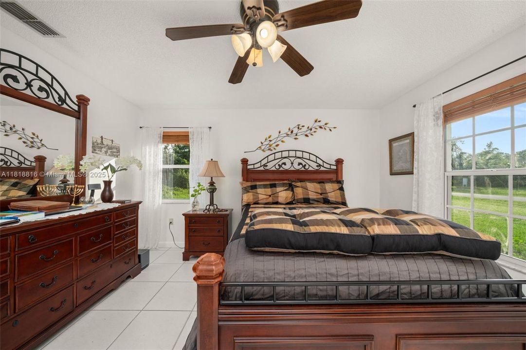 待售: $275,000 (2 贝兹, 2 浴室, 1372 平方英尺)