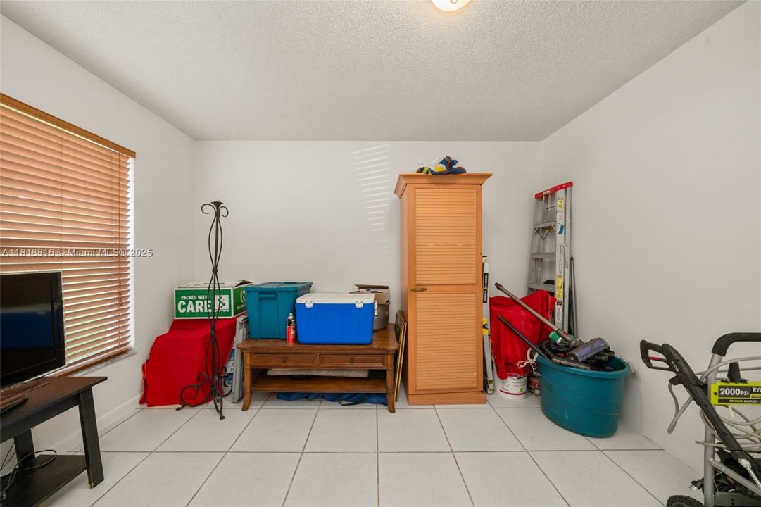 待售: $275,000 (2 贝兹, 2 浴室, 1372 平方英尺)