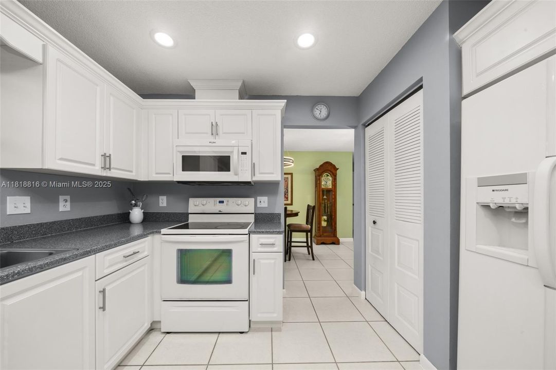 待售: $275,000 (2 贝兹, 2 浴室, 1372 平方英尺)