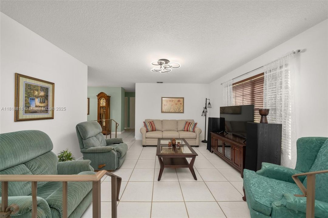 待售: $275,000 (2 贝兹, 2 浴室, 1372 平方英尺)