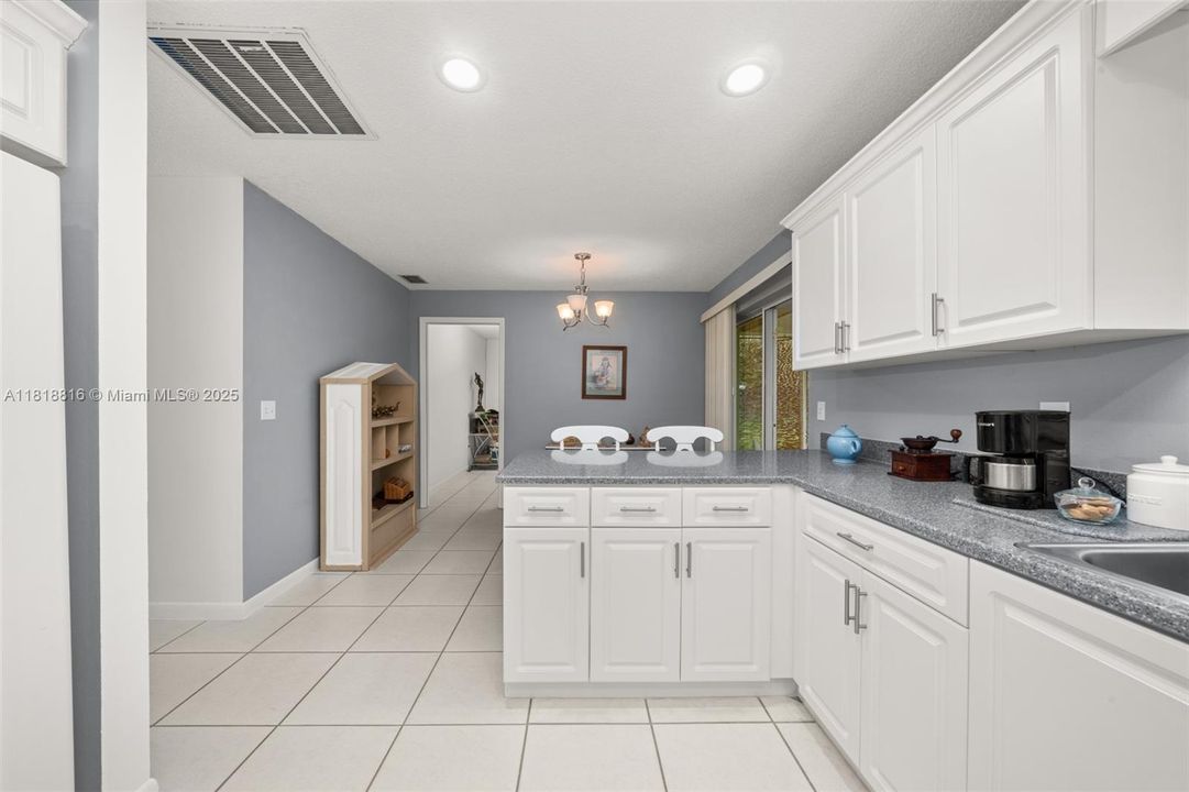 待售: $275,000 (2 贝兹, 2 浴室, 1372 平方英尺)